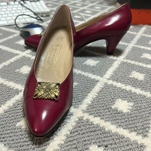 Cranberry Bruno Maggi kitten heels w/  cute gold adornment across toe